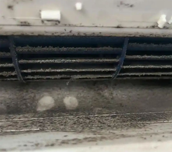 尼玛空调吹的风有股烧焦味是怎么回事